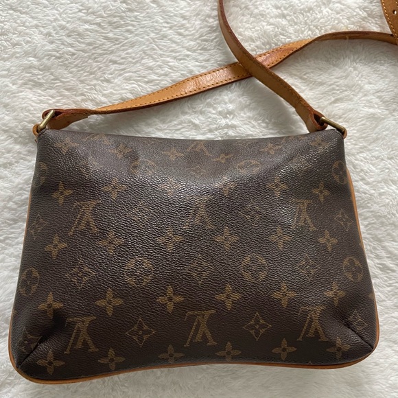Louis Vuitton
with Tan Leather Strap
Musette Tango Short Shoulder Bag Brown
🤎🤎🤎 - Picture 2 of 13